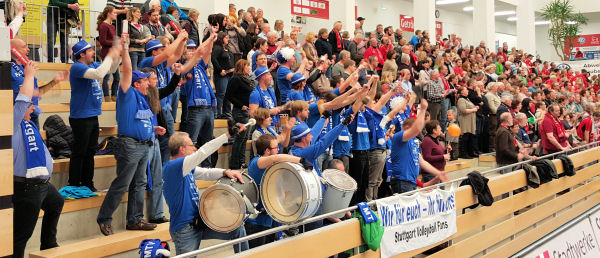 Allianz MTV Stuttgart Fanblock bei den Roten Raben Vilsbiburg