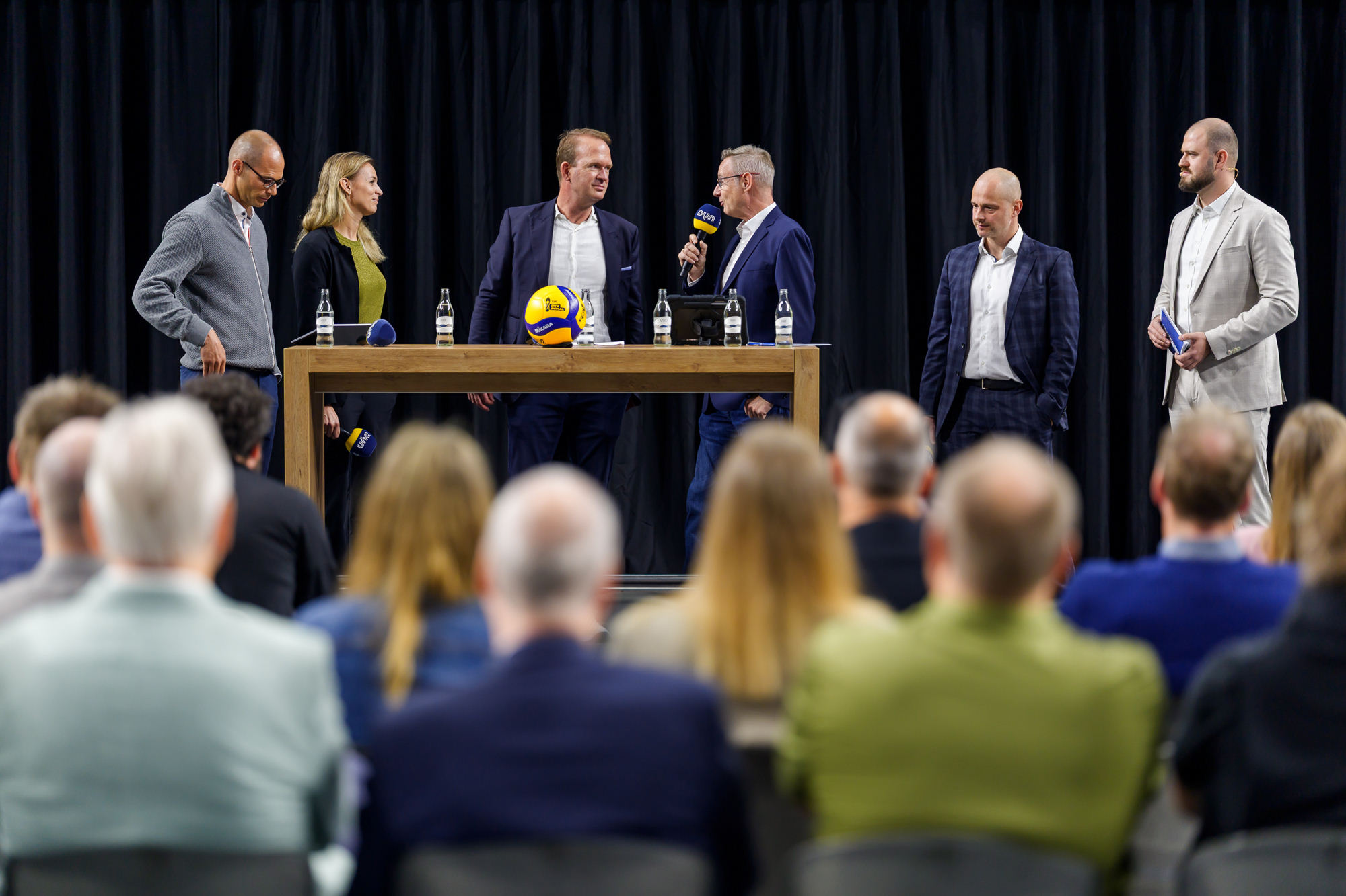 René Beck (Vorstandsvorsitzender DVV), Kim Oszvald-Renkema (Geschäftsführerin VBL), Stefan Löcher (Geschäftsführer ARENA Management GmbH), Gregor Timmer (Sportamtsleiter Stadt Köln), Tomasz Grenke (Head of Business Development Sport ARENA Management GmbH) sprechen mit Moderator Carsten Heling (v.l.n.r.) über das Zoi-DVV-Pokalfinale in Köln. (Foto: Bernd Lehnert)