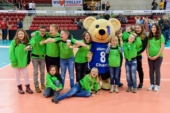 Die Kids von 46PLUS hatten auch mit Charly viel Spaß! Der 46PLUS Down-Syndrom Stuttgart e.V. zu Gast bei den Allianz-MTV-Mädels in der Scharrena. (Foto: www.tombloch.de)